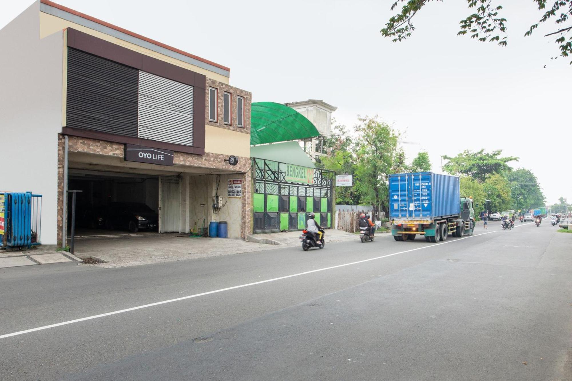Oyo Life 2108 Griya Aisyah Residence Surabaya Exterior photo